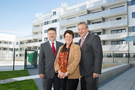 Schlüsselübergabe Karree Breitensee / v.l.n.r.: Wohnbaustadtrat Michael Ludwig, Bezirksvorsteherin Andrea Kalchbrenner und WBV-GPA Geschäfstführer Michael Gehbauer © Anna Rauchenberger